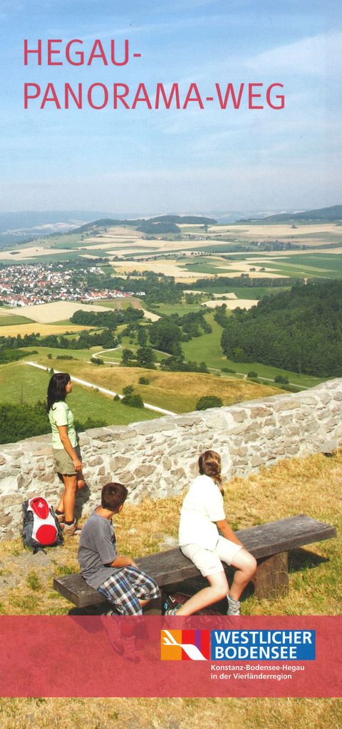 Titelseite Wanderkarte "Hegau-Panoramaweg". Auf dem Bild ist eine Frau (an der Mauer stehend) mit 2 Kindern auf einer Bank sitzend zu sehen, die vom Hohentwiel über die Stadt Singen Singen und den Hegau schauen.