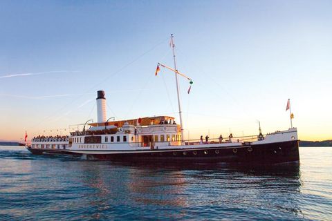 Das historische Dampfschiff "Hohentwiel" fährt auf dem blauen Bodensee mit wolkenlosem Himmel (© Hohentwiel Schifffahrtsgesellschaft mbH)