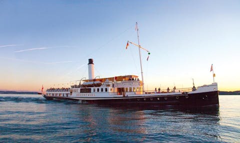 Das historische Dampfschiff "Hohentwiel" fährt auf dem blauen Bodensee mit wolkenlosem Himmel (© Hohentwiel Schifffahrtsgesellschaft mbH)