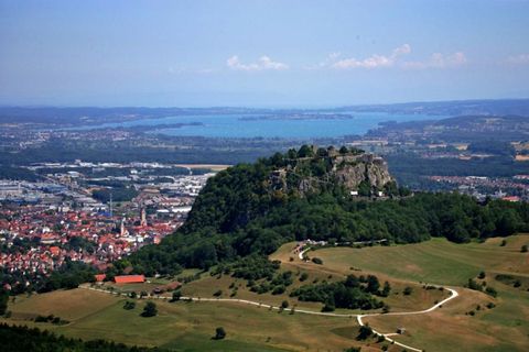 Der Hohentwiel mit Burgruine und der Stadt Singen dem Hegau und dem Bodensee im Hintergrunddensee