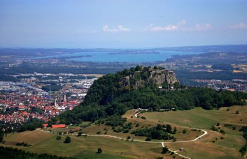 Der Hohentwiel mit Burgruine und der Stadt Singen dem Hegau und dem Bodensee im Hintergrunddensee