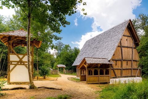 Die Holzkirche mit Glockenturm auf dem Campus Galli