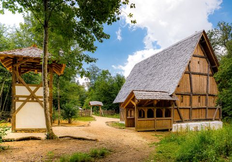 Die Holzkirche mit Glockenturm auf dem Campus Galli