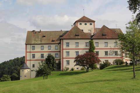 Seitliche Ansicht Schloss Langenstein mit Turm und Grünanlage