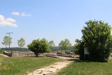 Römischer Gutshof "Villa Rustica". Zu sehen sind die konservierten und teilweise wieder aufgemauerten Nebengebäude des Gutshofes mit dem rekonstruierten Weihestein im Vordergrund