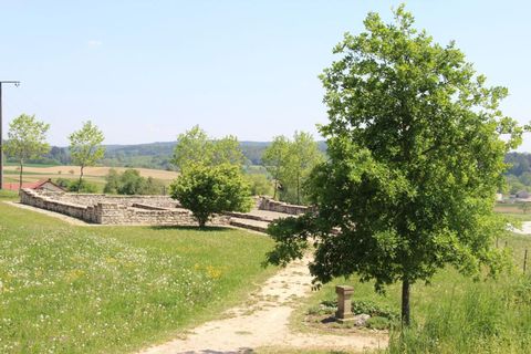 Römischer Gutshof "Villa Rustica". Zu sehen sind die konservierten und teilweise wieder aufgemauerten Nebengebäude des Gutshofes mit dem rekonstruierten Weihestein im Vordergrund