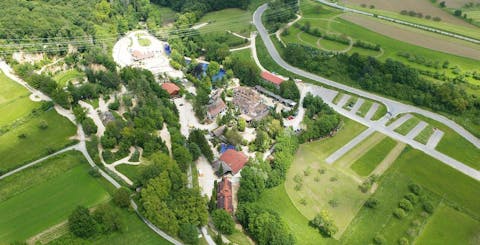 Die Lochmühle aus der Vogelperspektive. Zu sehen sind die Gebäude, der große Teich, Quadbahnen, Steinbruch und weitere Freizeitanlagen