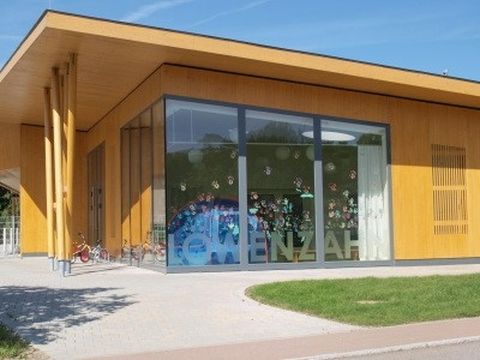 Hier ist die Außenansicht des Kindergarten Löwenzahn zu sehen.
