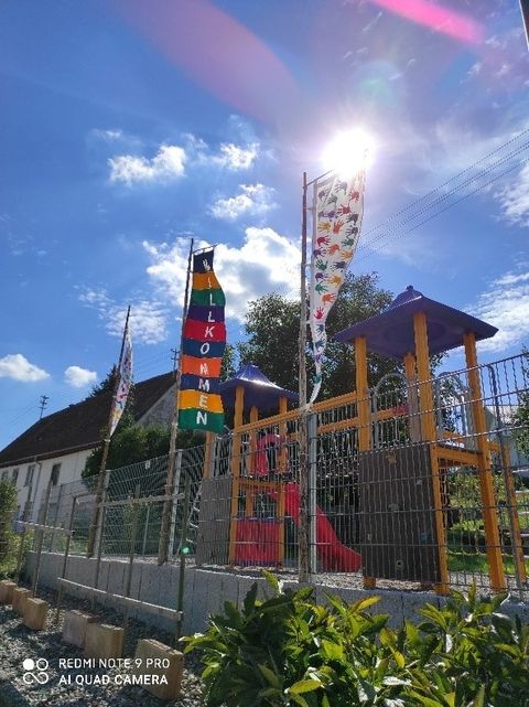 Hier ist der Spielplatze/Garten des Kindergarten Honstetten zu sehen.