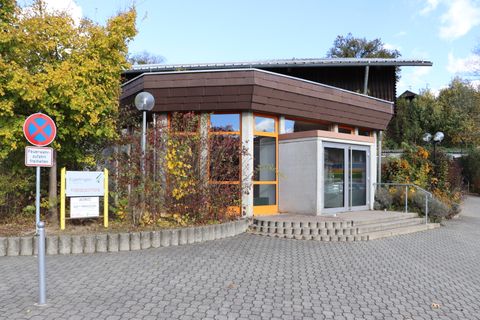 Außenansicht der Krebsbachhalle