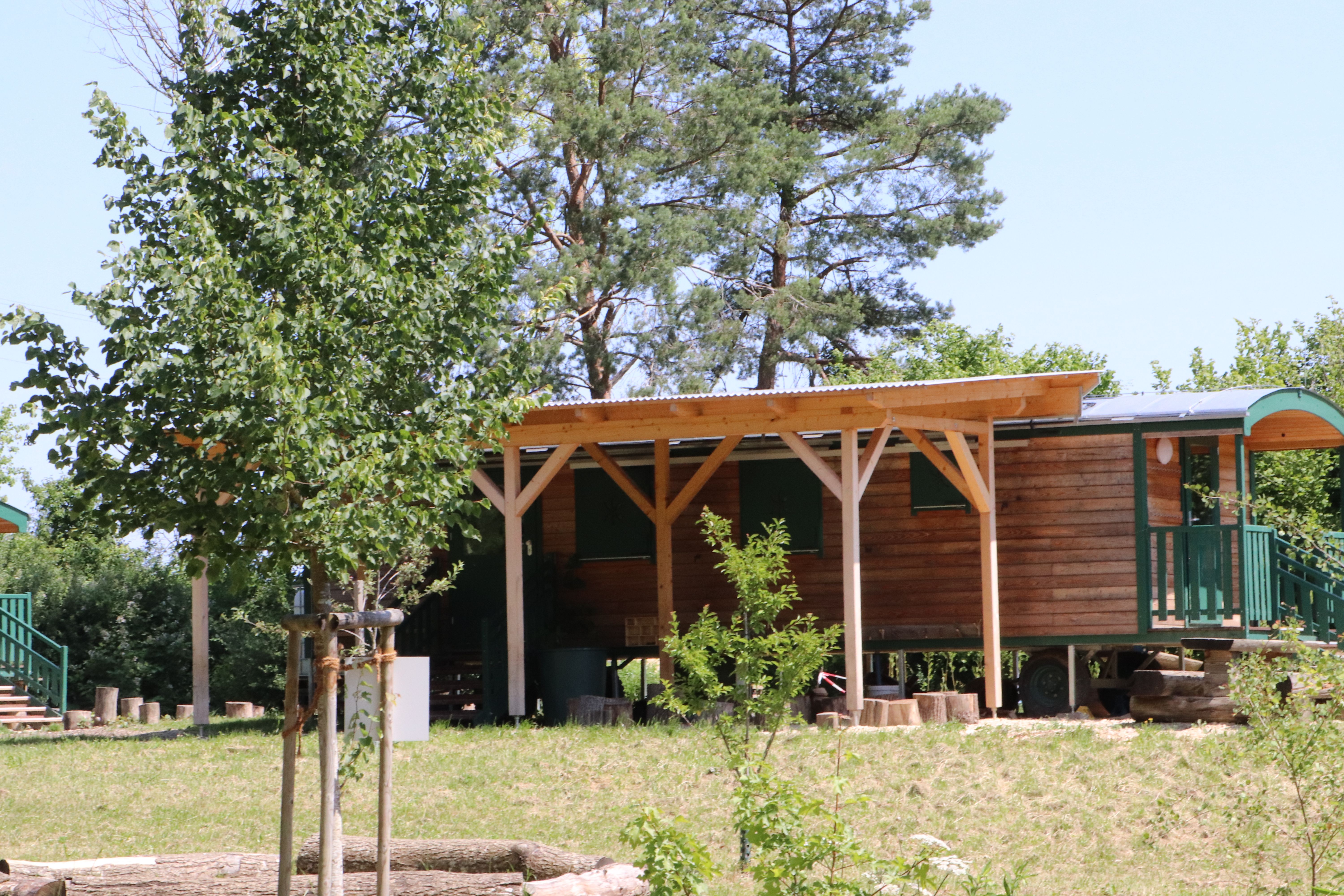 Blick auf einen der Bauwagen des Waldkindergarten