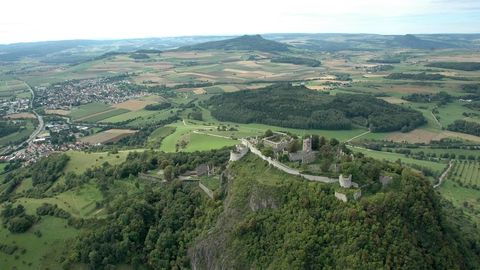 Blick über die Berge Hohentwiel mit Hohenstoffel und Burgruine