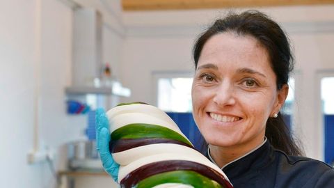 Eine Mitarbeiterin präsentiert die Rohmasse für die Herstellung der Bonbons
