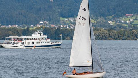 Segelboot und Touristen-Ausflugsschiff auf dem Bodensee