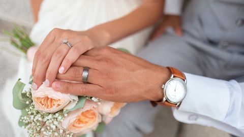 Hochzeitspaar hält Händchen